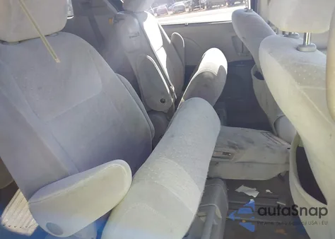 2015 Toyota Sienna Le 8 Passenger z USA, uszkodzony, nr VIN 5TDKK3DC4FS574213